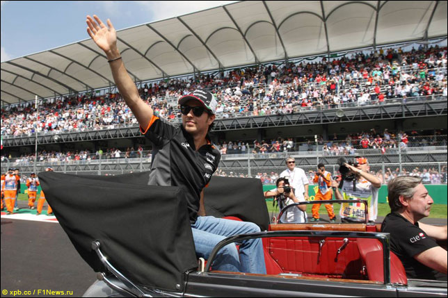 Серхио Перес приветствует зрителей в Мексике