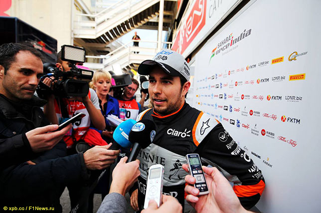 Серхио Перес общается с журналистами на тестах в Барселоне