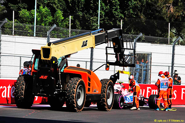 Маршалы эвакуируют машину Force India, разбитую Альфонсо Селишом