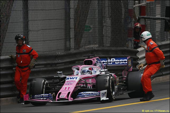 Серхио Перес и маршалы на выезде с пит-лейн в Монако