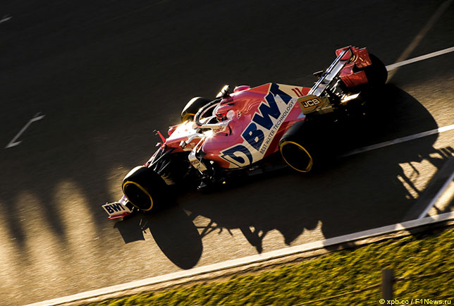 Серхио Перес на трассе в Барселоне за рулём машины RP20