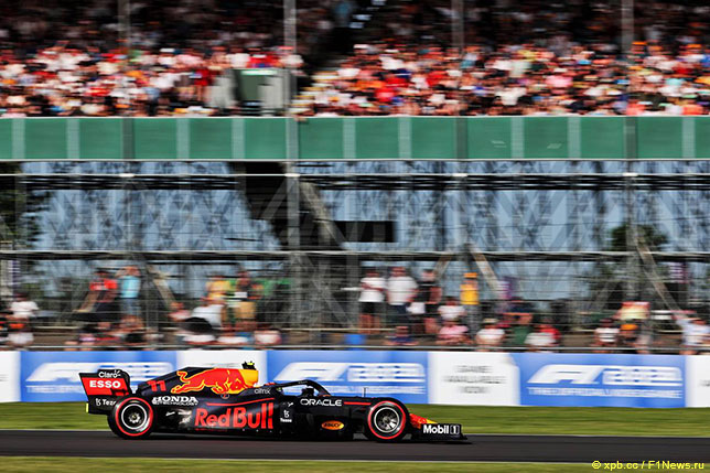 Серхио Перес за рулём RB16B на трассе в Сильверстоуне