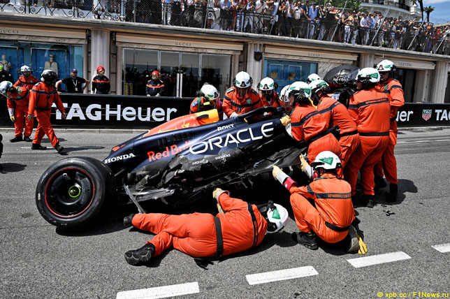 Маршалы эвакуируют разбитую машину Серхио Переса