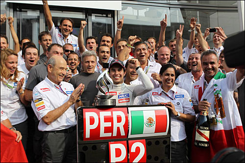 Команда поздравляет Серхио Переса с успехом