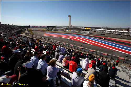 Болельщики следят за Серхио Пересом по ходу Гран При США