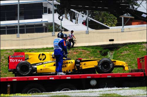 Машину Виталия Петрова увозят с трассы на эвакуаторе