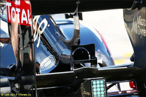 Заднее антикрыло Lotus на тестах в Сильверстоуне