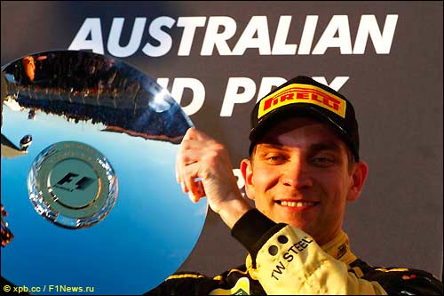 Виталий Петров на подиуме Гран При Австралии 2011 года