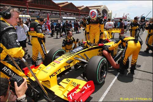 Виталий Петров перед стартом Гран При Европы