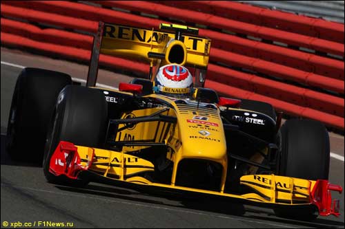 Виталий Петров за рулем Renault R30