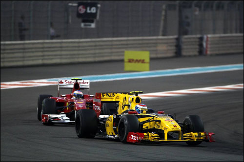 Виталий Петров сдержавает натиск Фернандо Алонсо
