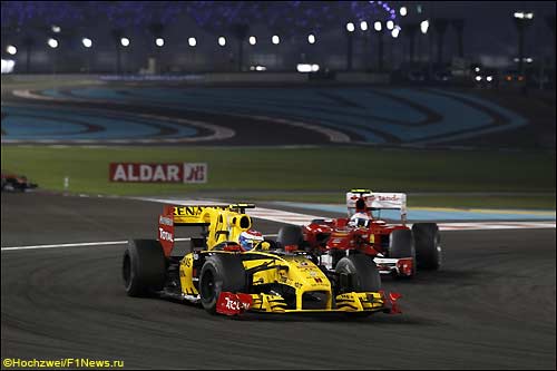 Виталий Петров сдерживает натиск Фернандо Алонсо во время Гран При Абу-Даби