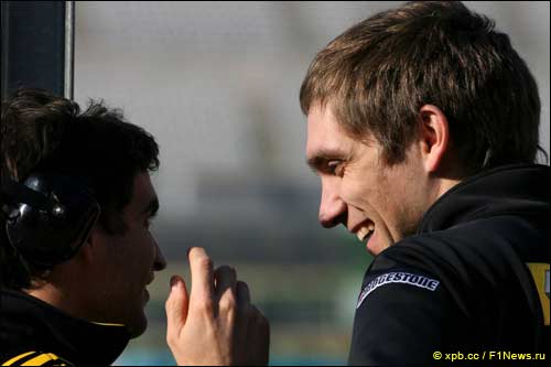 Виталий Петров на прошлогодних тестах в Валенсии