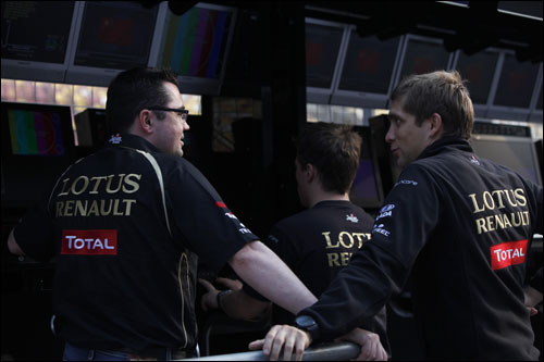 Виталий Петров с руководителем Lotus Renault GP Эриком Булье