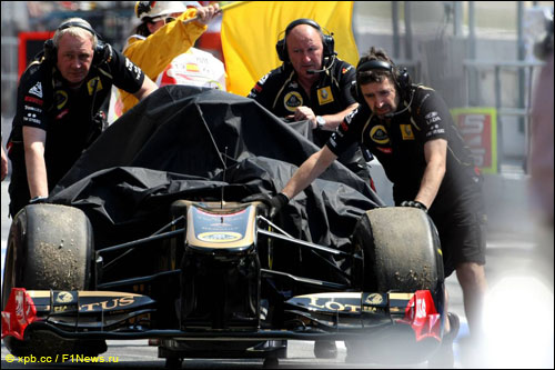 Машину Ника Хайдфельда везут к боксам после пожара. Больше в этот день на трассе она так и не показалась...