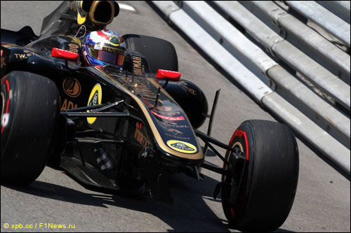 Виталий Петров возвращается в боксы после аварии в четверг на тренировке Гран При Монако