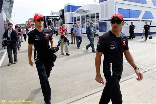 Дженсон Баттон и Льюис Хэмилтон в паддолке Ф1