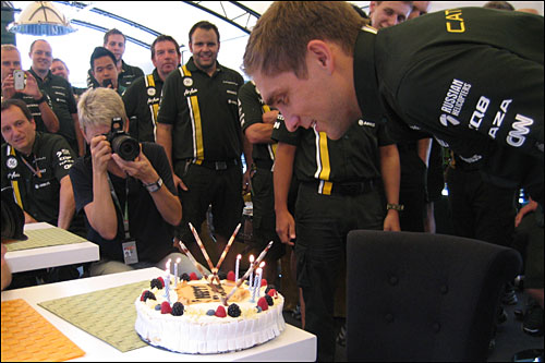 Виталий Петров задувает свечи на праздничном торте