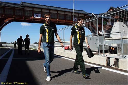 Виталий Петров и его гоночный инженер Тим Райт