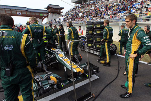 Виталий Петров перед стартом Гран При Кореи