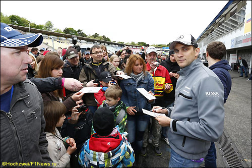 Виталий Петров во время автограф-сессии в Хоккенхайме