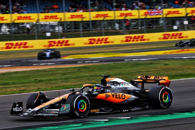 Оскар Пиастри за рулём машины McLaren в Сильверстоуне, фото XPB