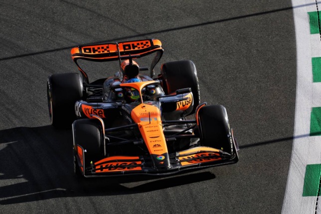 Оскар Пиастри за рулём McLaren MCL38 на трассе в Саудовской Аравии, фото XPB