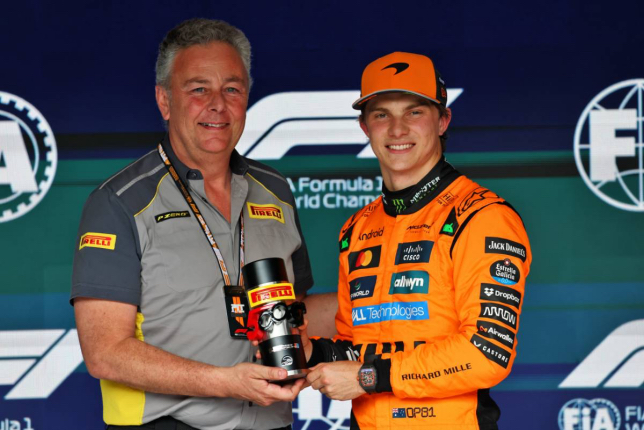 Оскар Пиастри получает приз за поул от Марио Изолы, директора Pirelli Motorsport, фото XPB