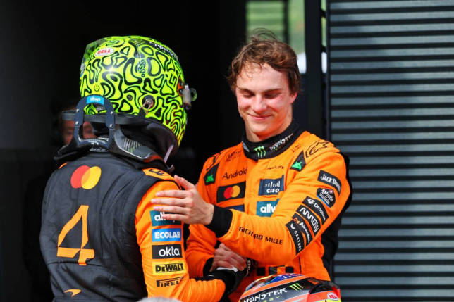 Оскар Пиастри поздравляет Ландо Норриса с победой в Гран При Венгрии, фото XPB