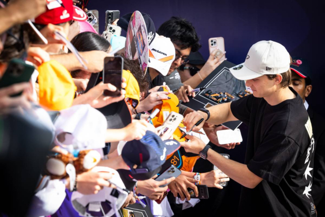 Оскар Пиастри раздаёт автографы болельщикам в мельбурнском Альберт-парке, фото XPB