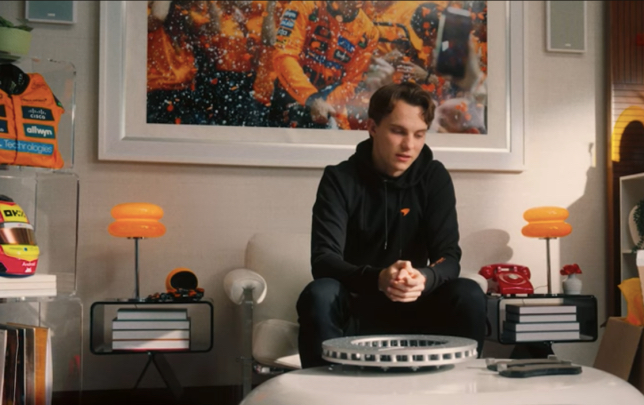 Оскар Пиастри рассматривает тормозной диск машины McLaren