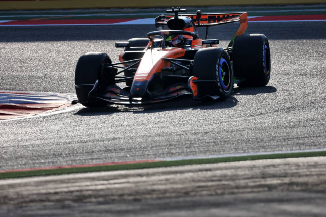 Оскар Пиастри за рулём McLaren MCL40 н тестах в Бахрейне, фото XPB