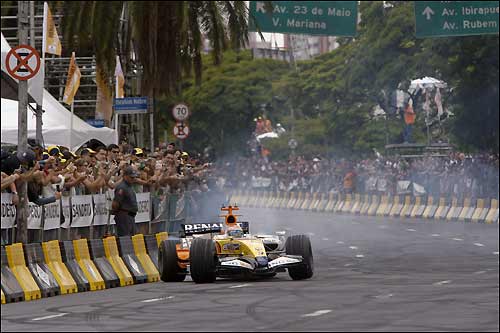 Нельсон Пике за рулем R27 на улицах Сан-Паулу