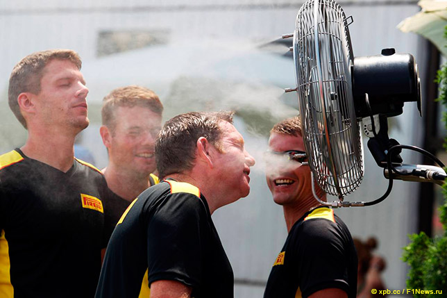 Сотрудники Pirelli пытаются охладиться на Гран При Венгрии