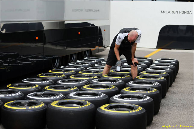 Механик работает с шинами Pirelli