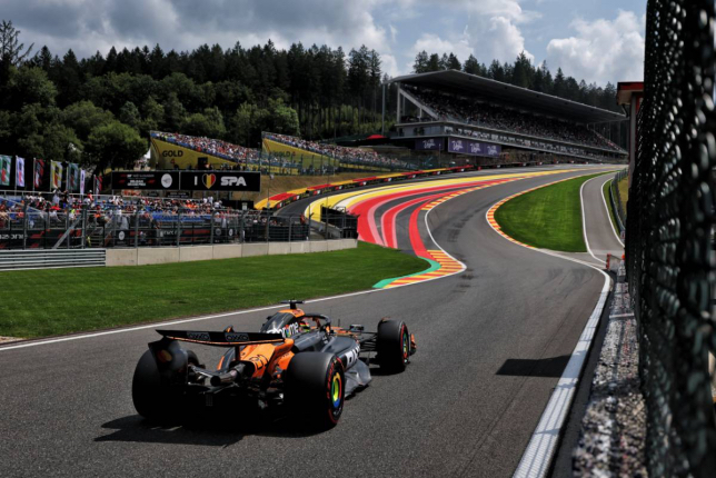 Оскар Пиастри за рулём MCL39 на трассе в Спа, фото XPB