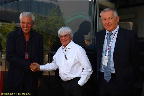 Берни Экклстоун и руководители Pirelli