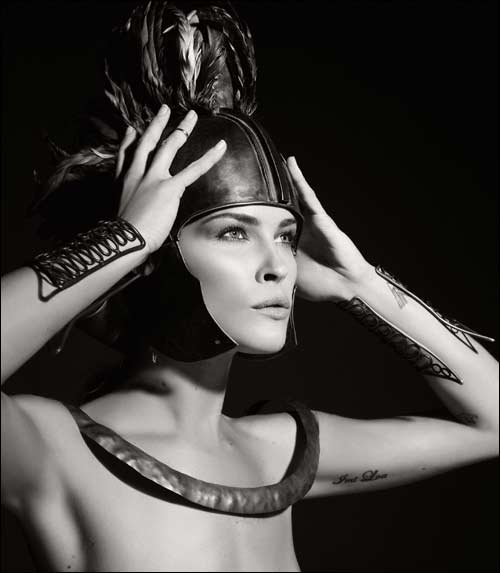 Одна из фотографий из календаря Pirelli