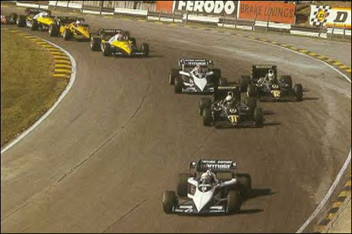 Риккардо Патрезе лидирует на старте Гран При Европы 1983 года на трассе Брэндс-Хэтч