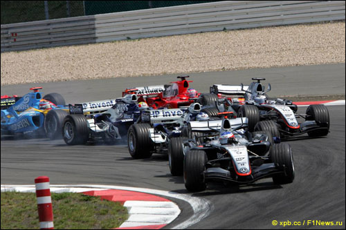 Кими Райкконен лидирует на старте Гран При Европы 2005 года