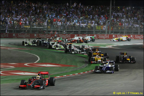 Льюис Хэмилтон лидирует на первых метрах Гран При Сингапура 2009 г.