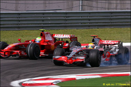 Льюис обгоняет Фелипе - чтобы затем уступить ему верхнюю ступень подиума