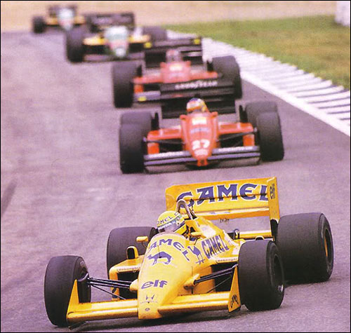 ...а Айртон Сенна ведет неравный поединок с соперниками