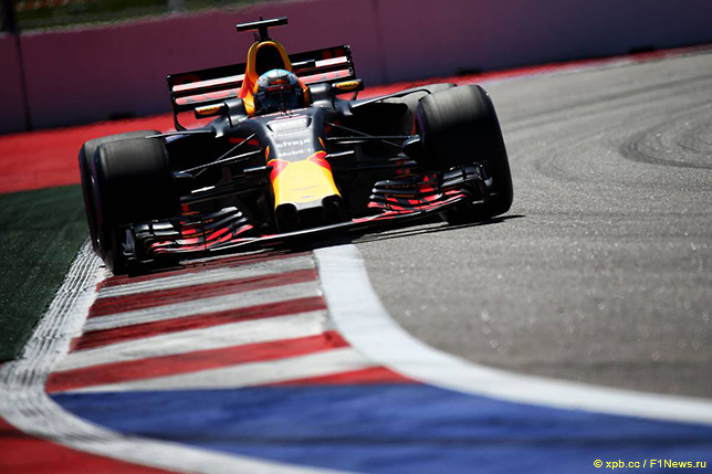 Машина Red Bull Racing на трассе Гран При России