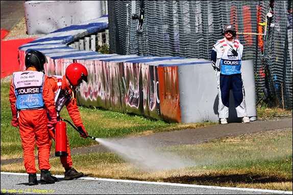 За 05:42 до конца сессии квалификацию остановили красными флагами, чтобы потушить траву в последнем повороте