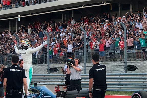 Льюис Хэмилтон приветствует болельщиков