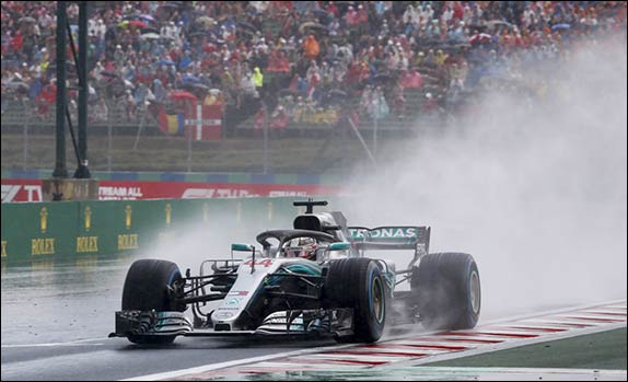 Льюис Хэмилтон выиграл дождевую квалификацию на Хунгароринге