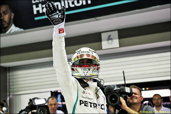 Льюис Хэмилтон выиграл квалификацию в Сингапуре, завоевав 79-й поул в карьере, седьмой в сезоне и четвёртый на этой трассе