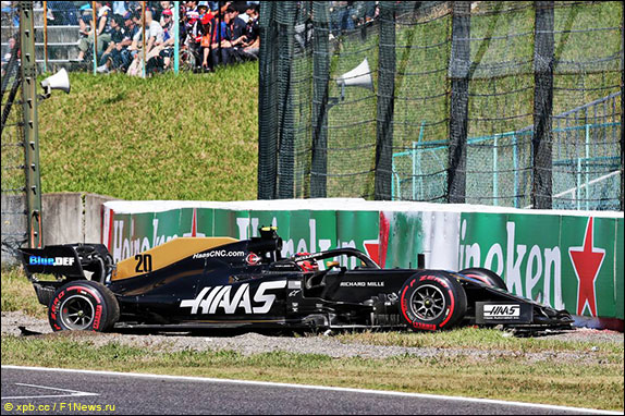 Через несколько минут вновь появились красные флаги – Кевин Магнуссен тоже вылетел с трассы и врезался в барьер