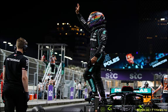 Льюис Хэмилтон выиграл квалификацию в Джидде, завоевав пятый поул в сезоне и 103-й в карьере